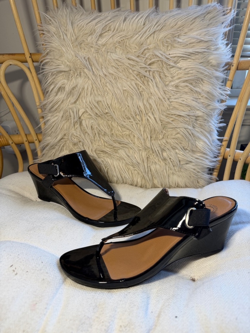 White Mountain Women’s All Dres Black Patent Wedge Thong Sandals US 10M